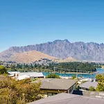 Toru - Eclectic Apartment With Delightful Lake Views