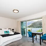 Luxury Lakeside Studio