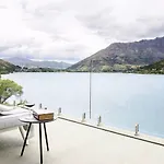\'Lakelife\' Lake Front Apartment