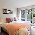 Queenstown House Bed & Breakfast And Apartments