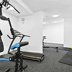 Modern 2-Bedroom Apartment 7-Mins Walk To Queenstown