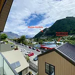 Modern 2-Bedroom Apartment 7-Mins Walk To Queenstown