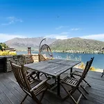 Queenstown Spectacular Lake & Mountain View Home