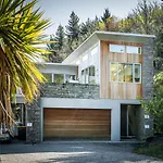 Queenstown Spectacular Lake & Mountain View Home