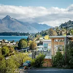 Queenstown Spectacular Lake & Mountain View Home