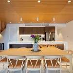 Lakehouse 3- Free Parking- Walk To Town- Air Con