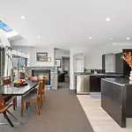 3-Bedroom Penthouse Apartment With Spa - The Beacon 1002