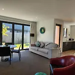 Equestrian View - Gorgeous Cozy Bungalow Shotover