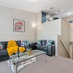2-Bedroom Apartment With Lake & Mountain View - Beechwood