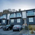 2-Bedroom Apartment With Lake & Mountain View - Beechwood