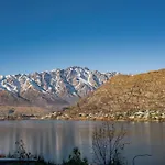 2-Bedroom Apartment With Lake & Mountain View - Beechwood
