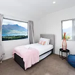 Panoramic Lake Wakatipu Escape