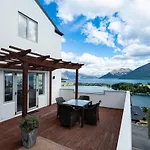 Panoramic Lake Wakatipu Escape