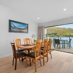 Frankton House - Queenstown Holiday Home