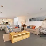 Lake Views On De La Mare Place, 3 Bdr, Free Wi-Fi & Parking