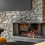 Creighton 2- Spacious Lakeshore Apartment