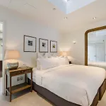 Creighton 2- Spacious Lakeshore Apartment