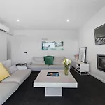 Homestead Retreat - 2 Bedroom - Lake View