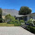 Frankton Favourite - Queenstown Holiday Home