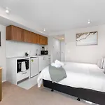 Queenstown Studio - 5Mins To Airport - Aircond - Free Wifi - Walk To Centre