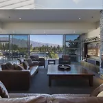 Shotover Penthouse & Spa By Staysouth