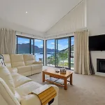 Queenstown Lake Views - Upstairs Apartment
