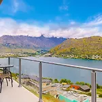 Queenstown Lake Views - Upstairs Apartment