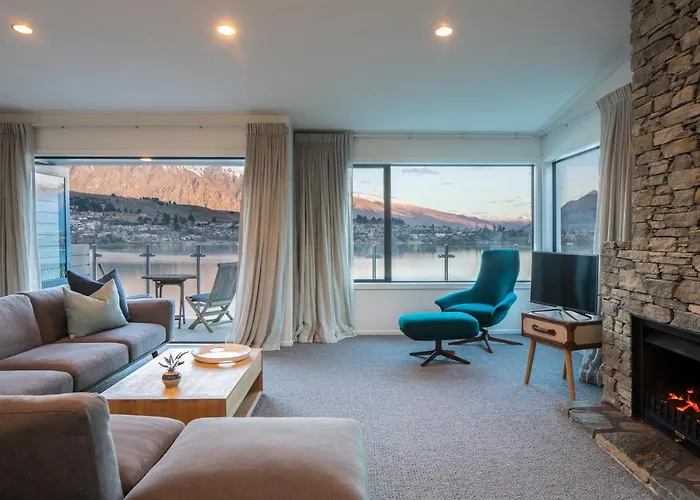 Lakefront Living - Exquisite Views - 3 Bedrooms