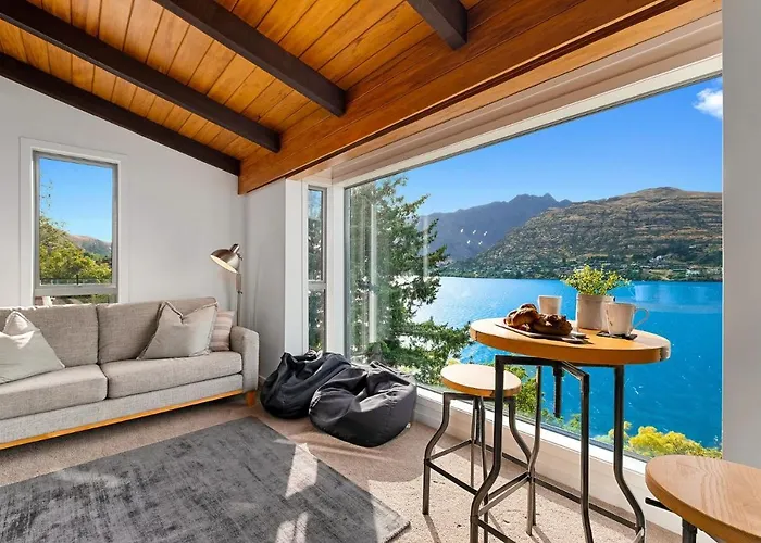 Queenstown Lakefront Dream 4 Bed