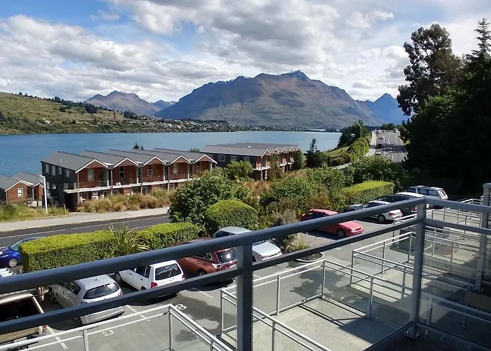 Remarkable Lakeview Two Bedroom Apartment