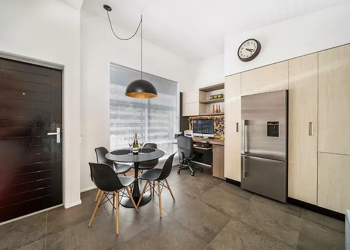 Lake View Greenstone Luxe Apartment