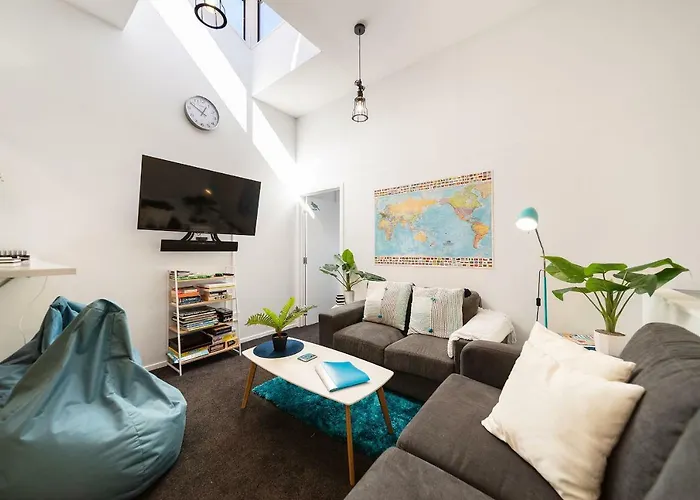 Central, Modern Loft Style Home - 2 Min Walk From Town