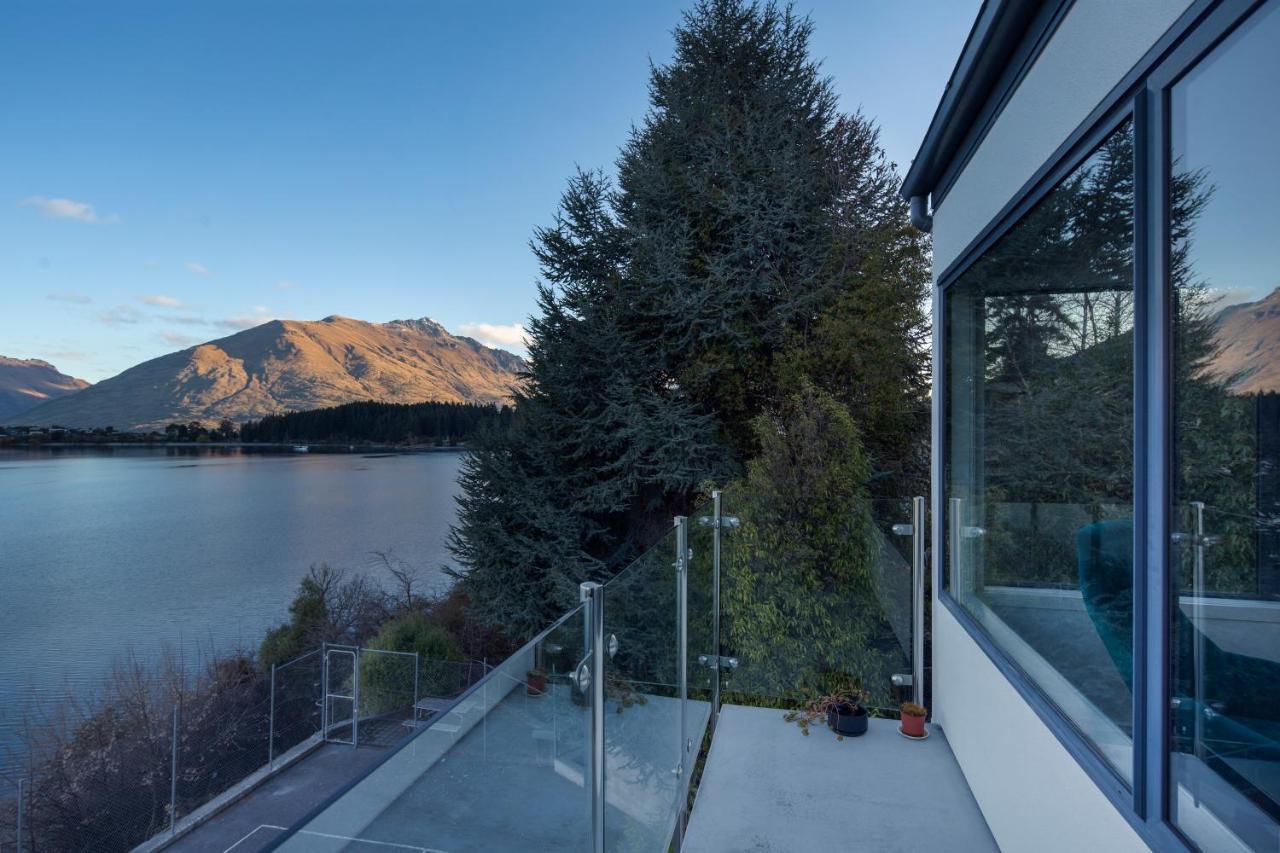 Lakefront Living - Exquisite Views - 3 Bedrooms Apartment