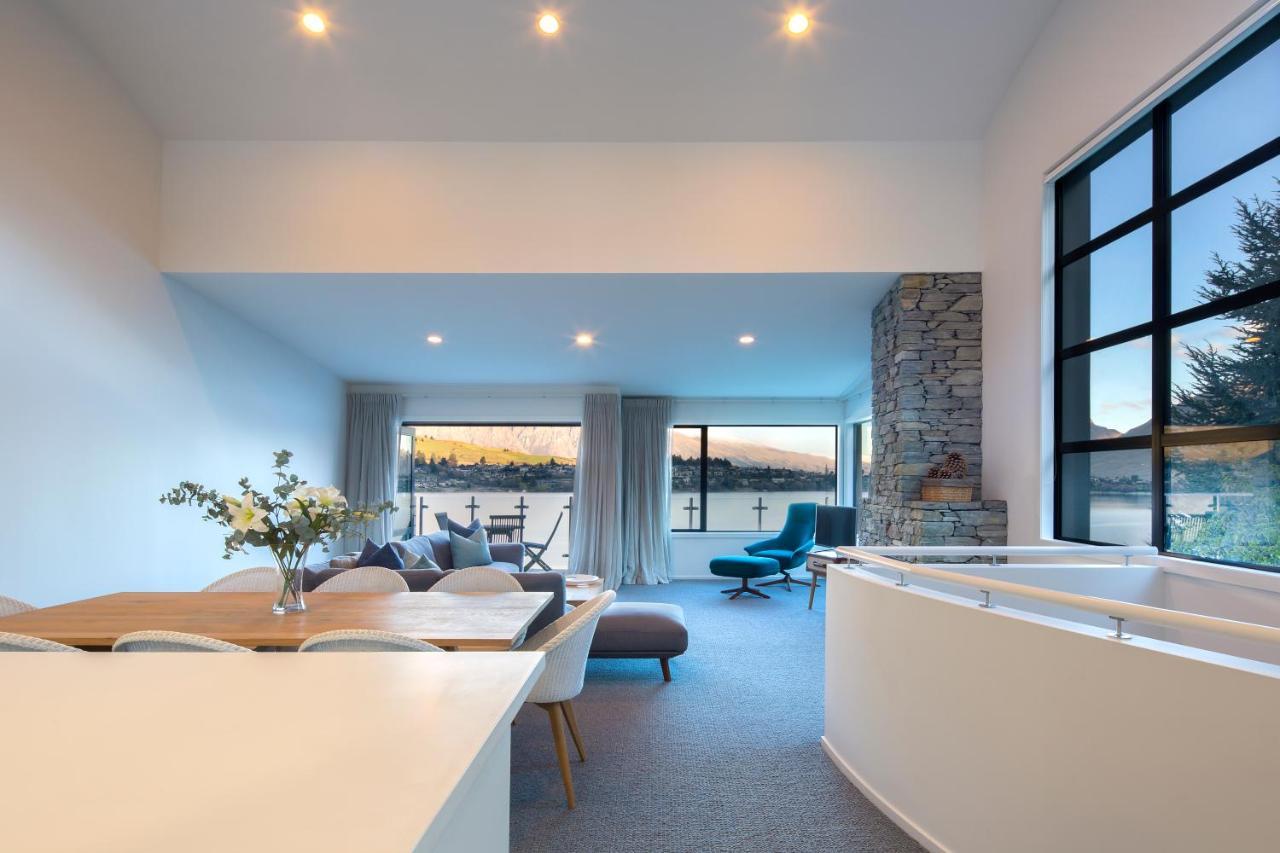 Lakefront Living - Exquisite Views - 3 Bedrooms Apartment *