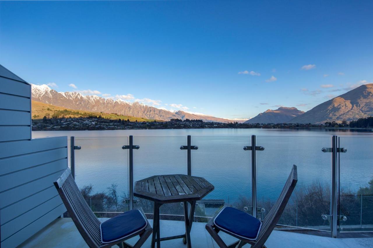 Lakefront Living - Exquisite Views - 3 Bedrooms *