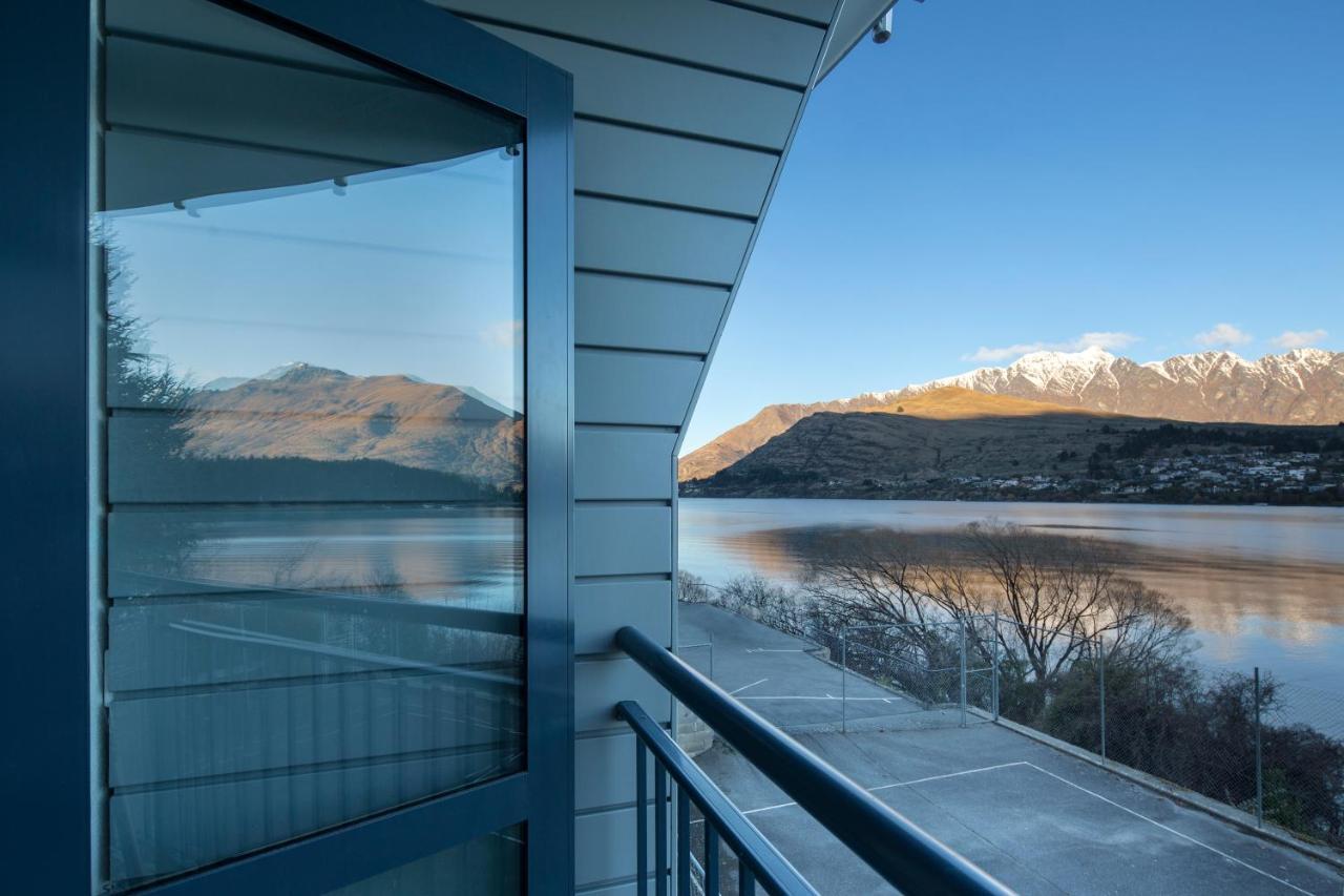 Lakefront Living - Exquisite Views - 3 Bedrooms Apartment *