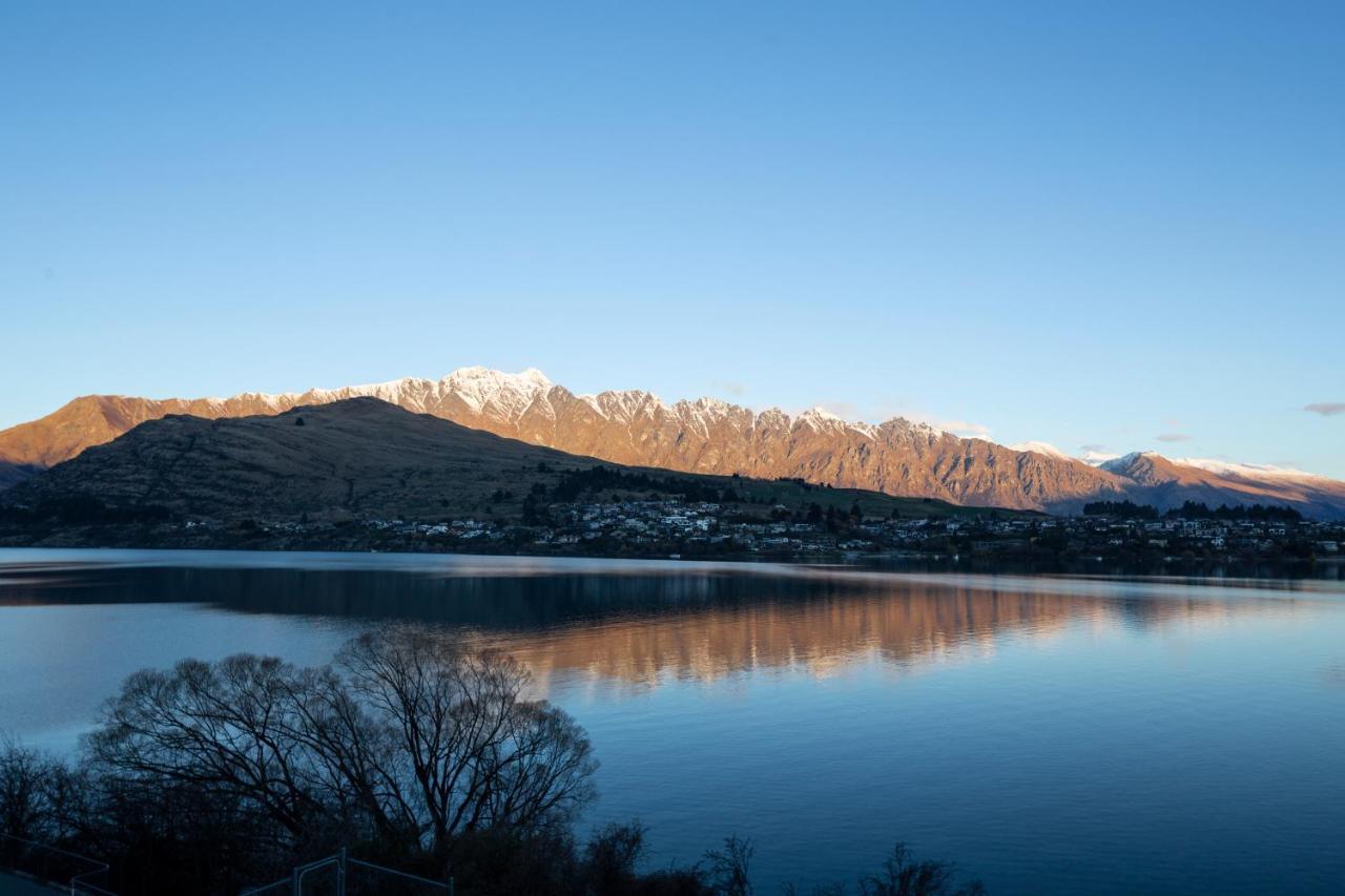 Lakefront Living - Exquisite Views - 3 Bedrooms Queenstown
