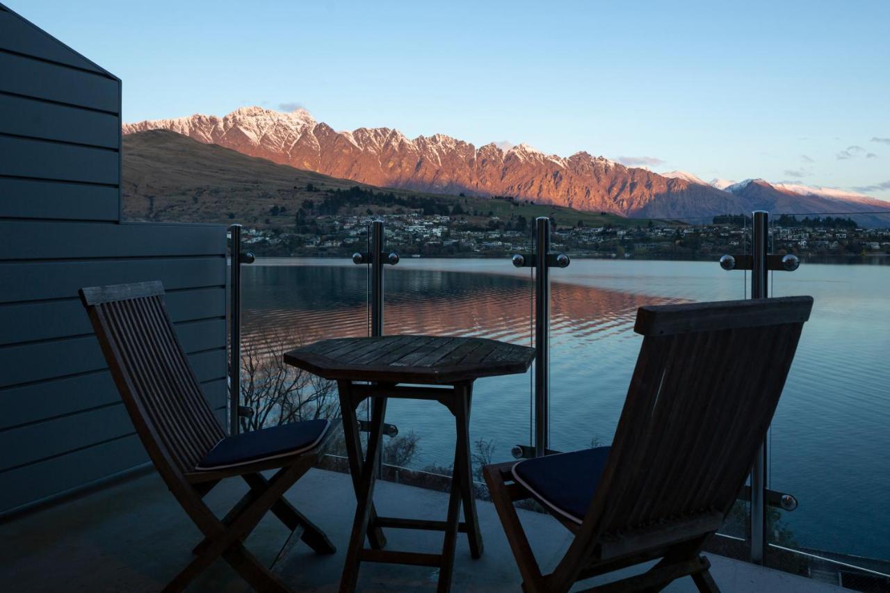 Lakefront Living - Exquisite Views - 3 Bedrooms Queenstown