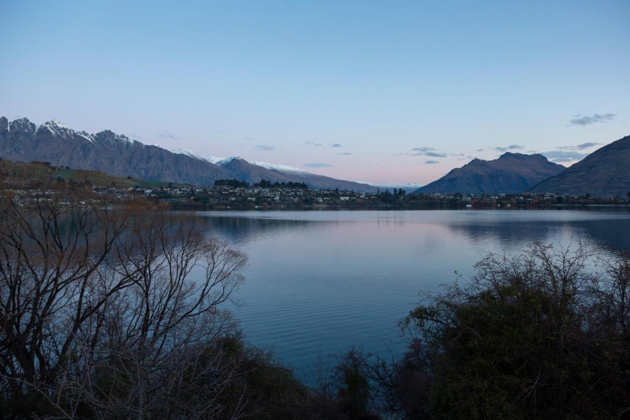 Lakefront Living - Exquisite Views - 3 Bedrooms *