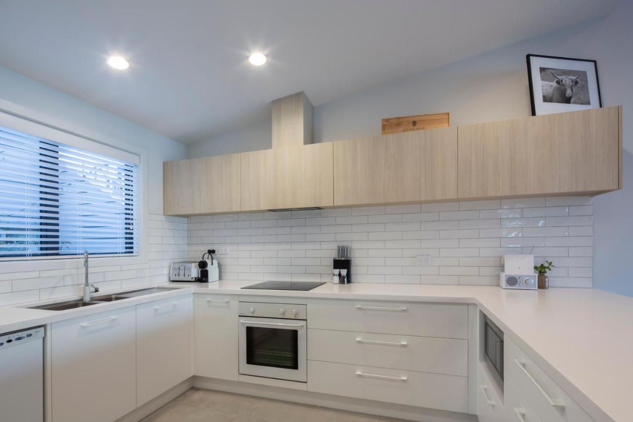 Lakefront Living - Exquisite Views - 3 Bedrooms *