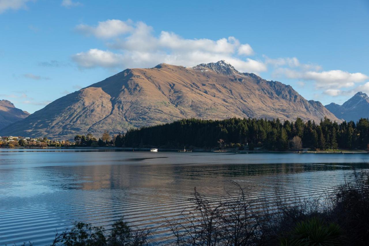 Lakefront Living - Exquisite Views - 3 Bedrooms