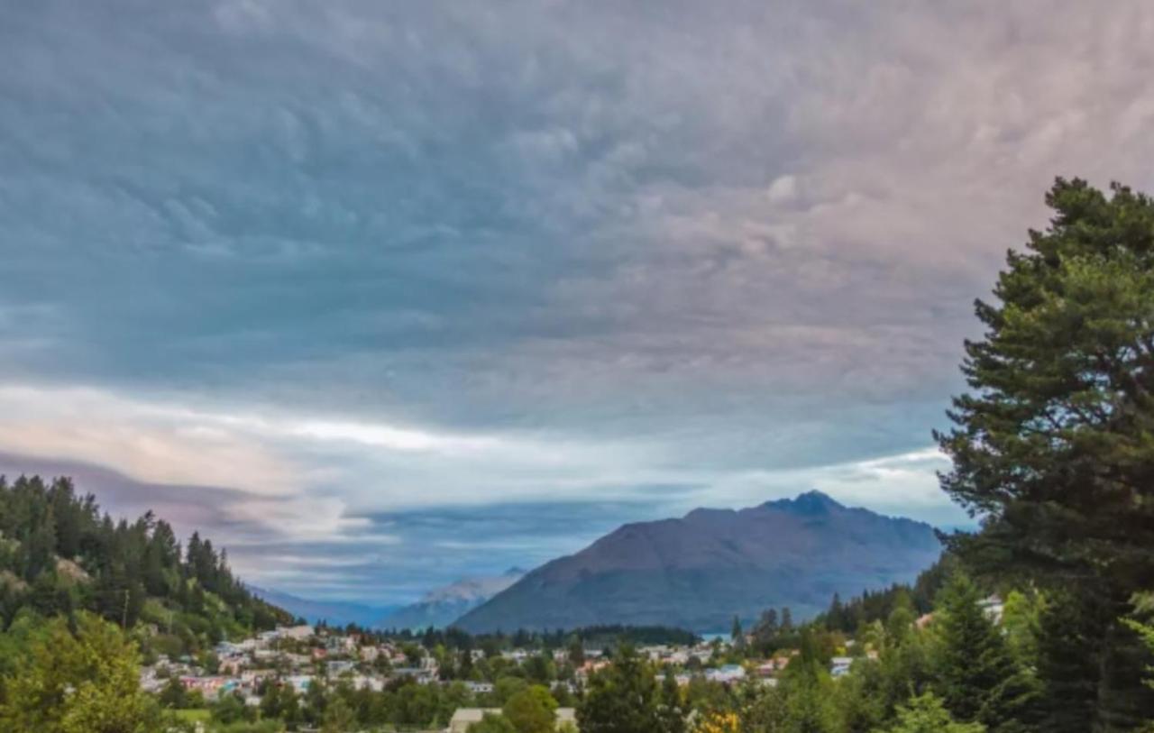 Hot Tub And Views Over - Entire House Holiday home Queenstown