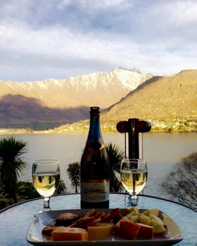 Luxury Lakeside Apartment Queenstown