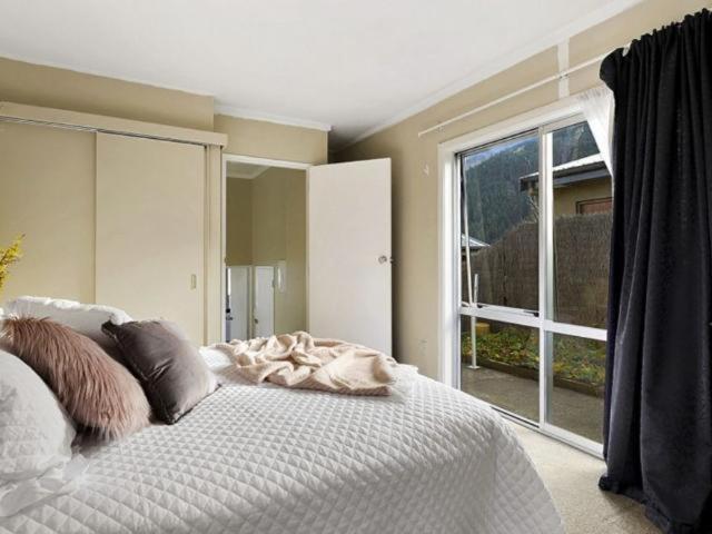 Ultimate Convenience, Walk-to-town Townhouse Holiday home *
