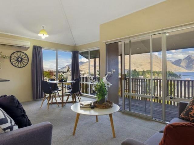 Ultimate Convenience, Walk-to-town Townhouse Queenstown