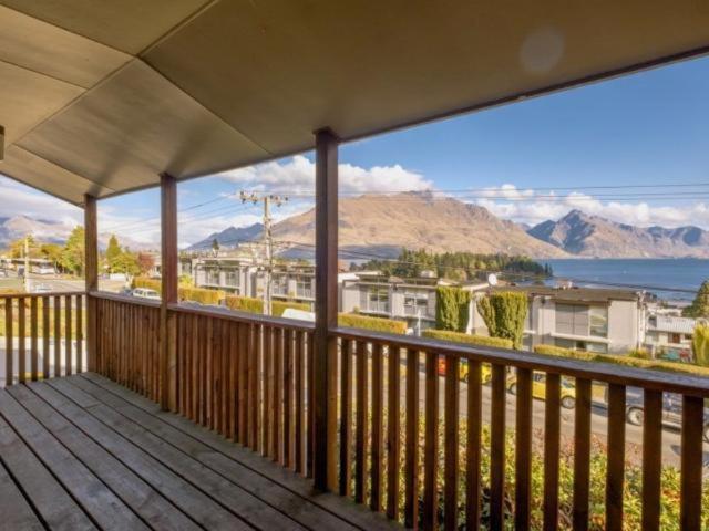 Holiday home Ultimate Convenience, Walk-to-town Townhouse