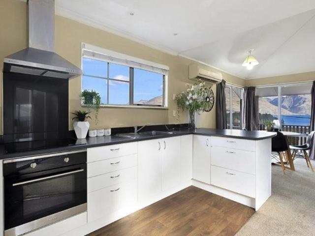Ultimate Convenience, Walk-to-town Townhouse *