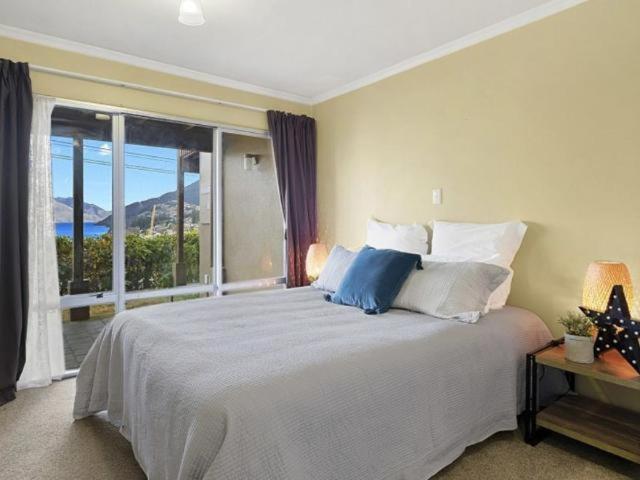 Ultimate Convenience, Walk-to-town Townhouse Holiday home *