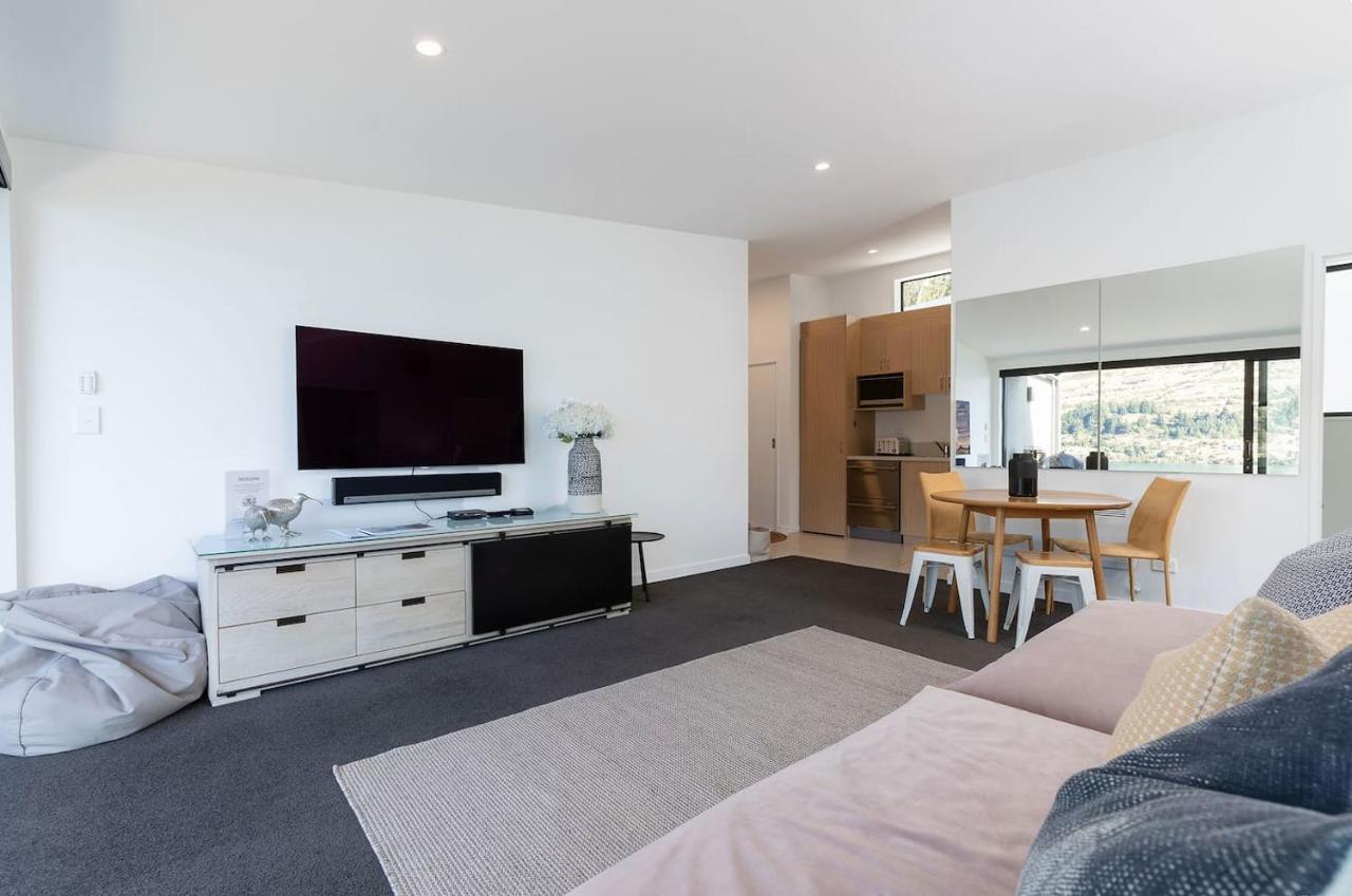 'lakelife' Lake Front Apartment Queenstown