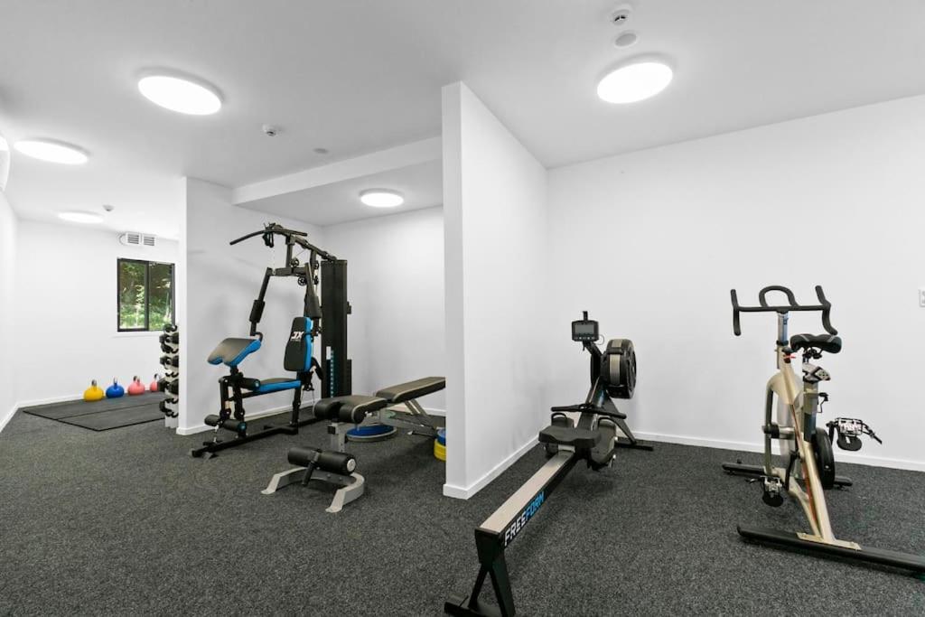 Alex With Onsite Gym And Walk To Town